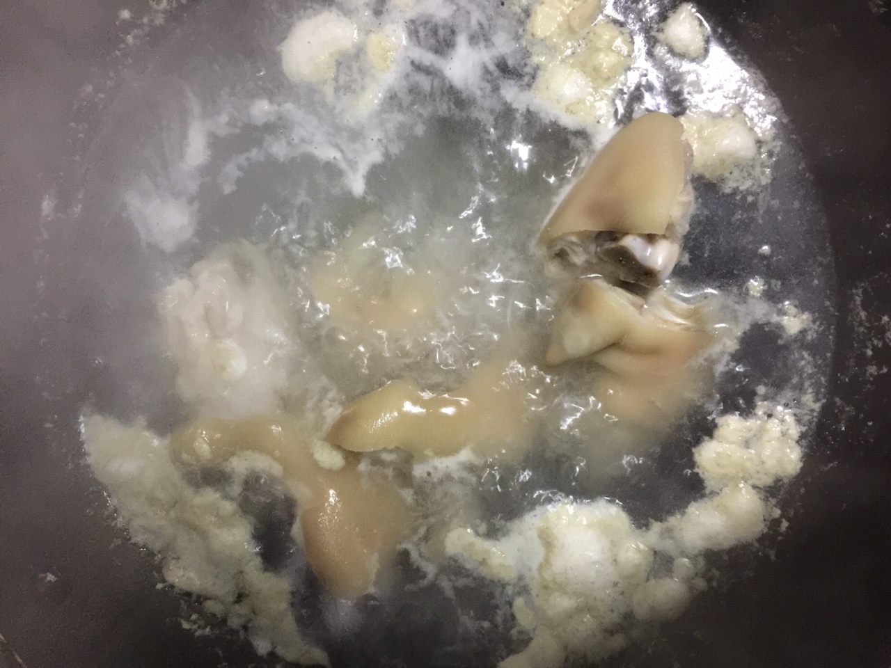 豬蹄靚湯的做法 步骤2