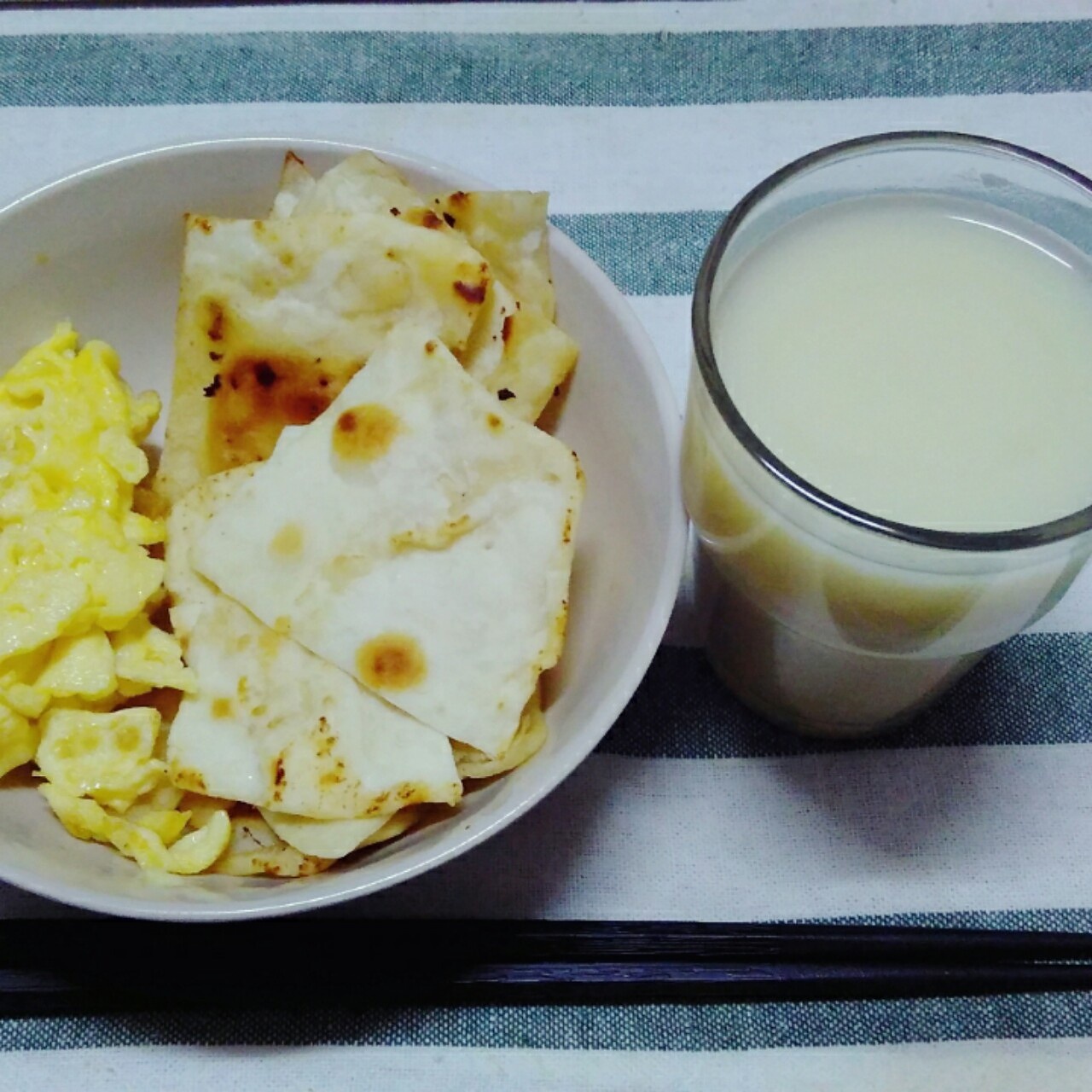 雞蛋+煎餅+豆漿 簡易早餐（晚餐）的做法 步骤1