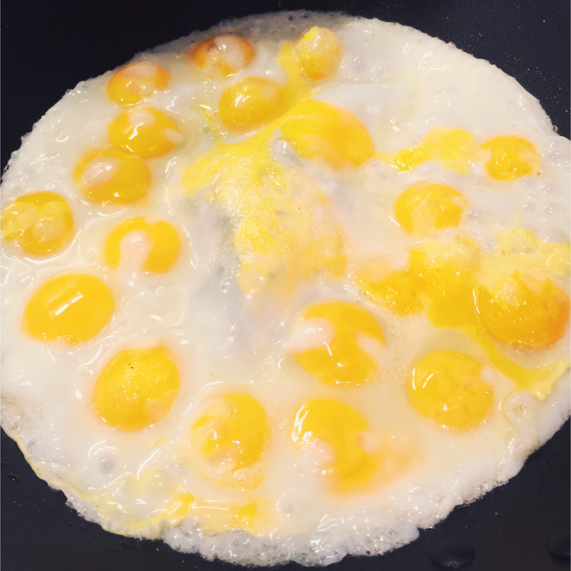 煎鵪鶉蛋的做法 步骤2