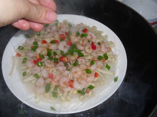 家常快手菜~金針菇粉絲蒸蝦的做法 步骤10