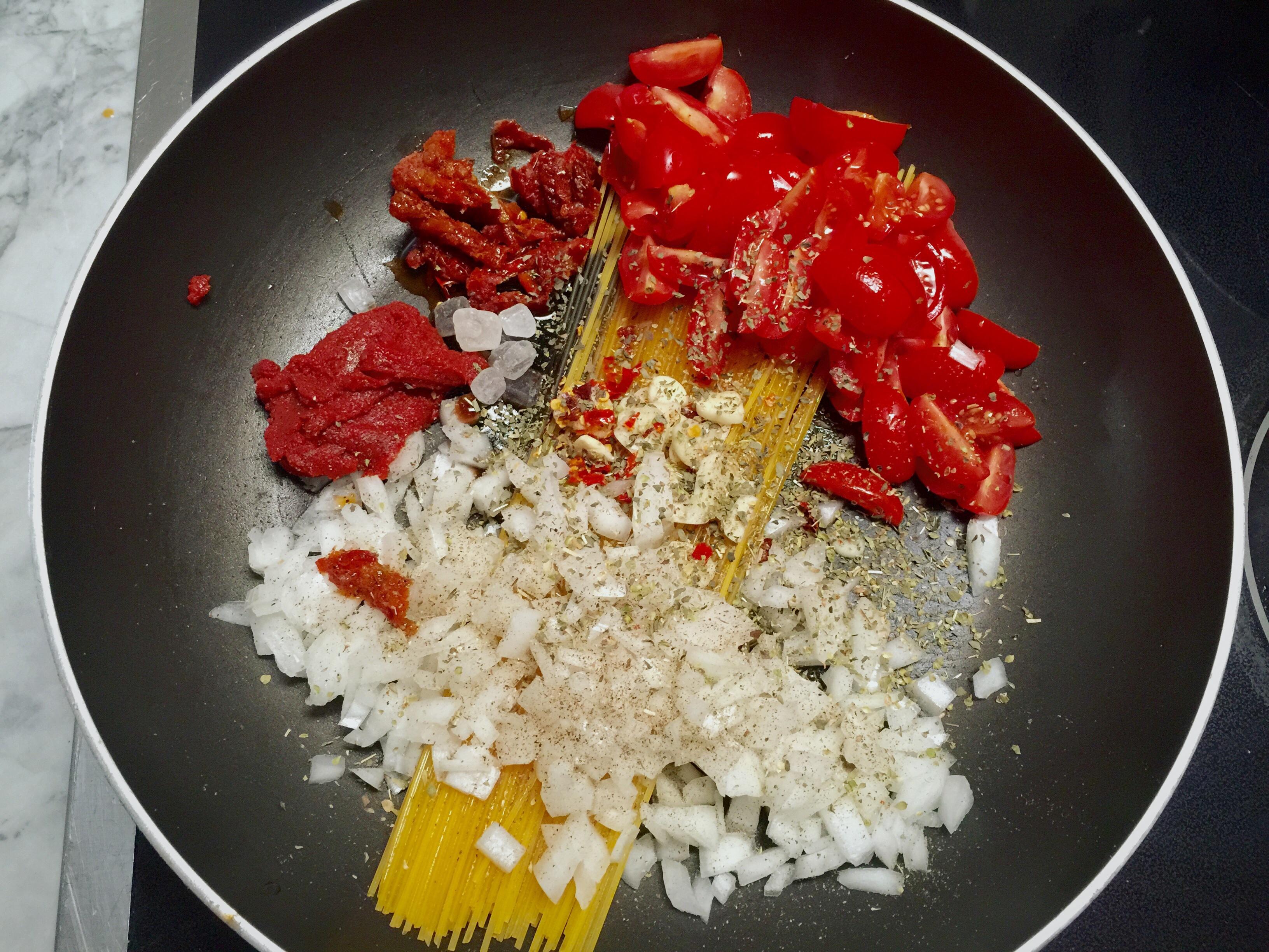 一鍋煮懶人番茄義大利面的做法 步骤2