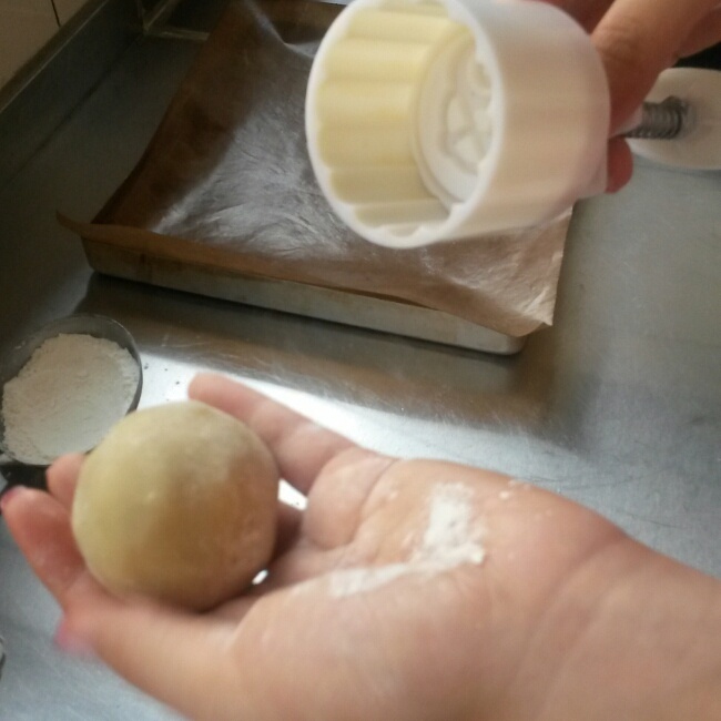 廣式白蓮蓉蛋黃月餅的做法 步骤9