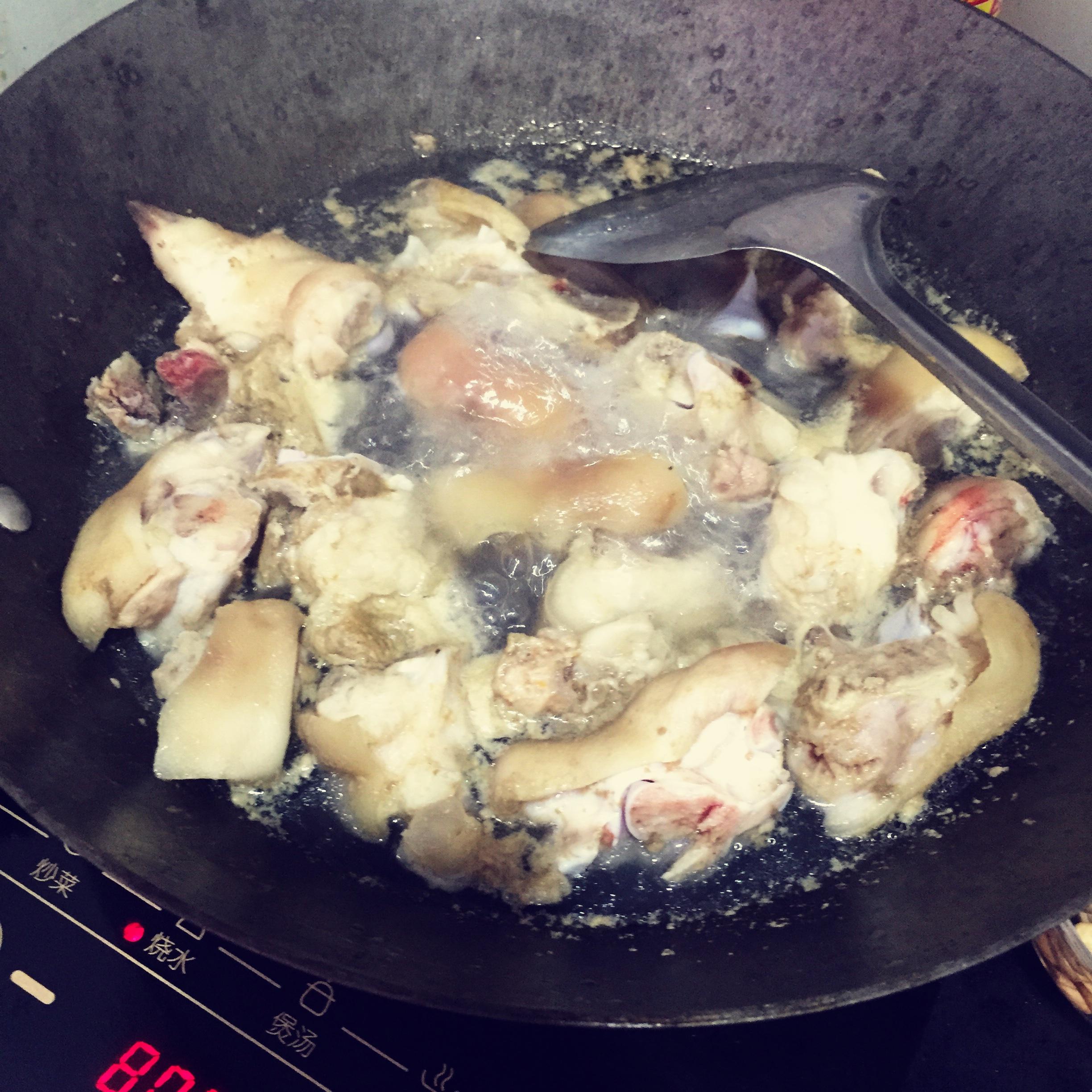 電飯煲燜豬蹄的做法 步骤2