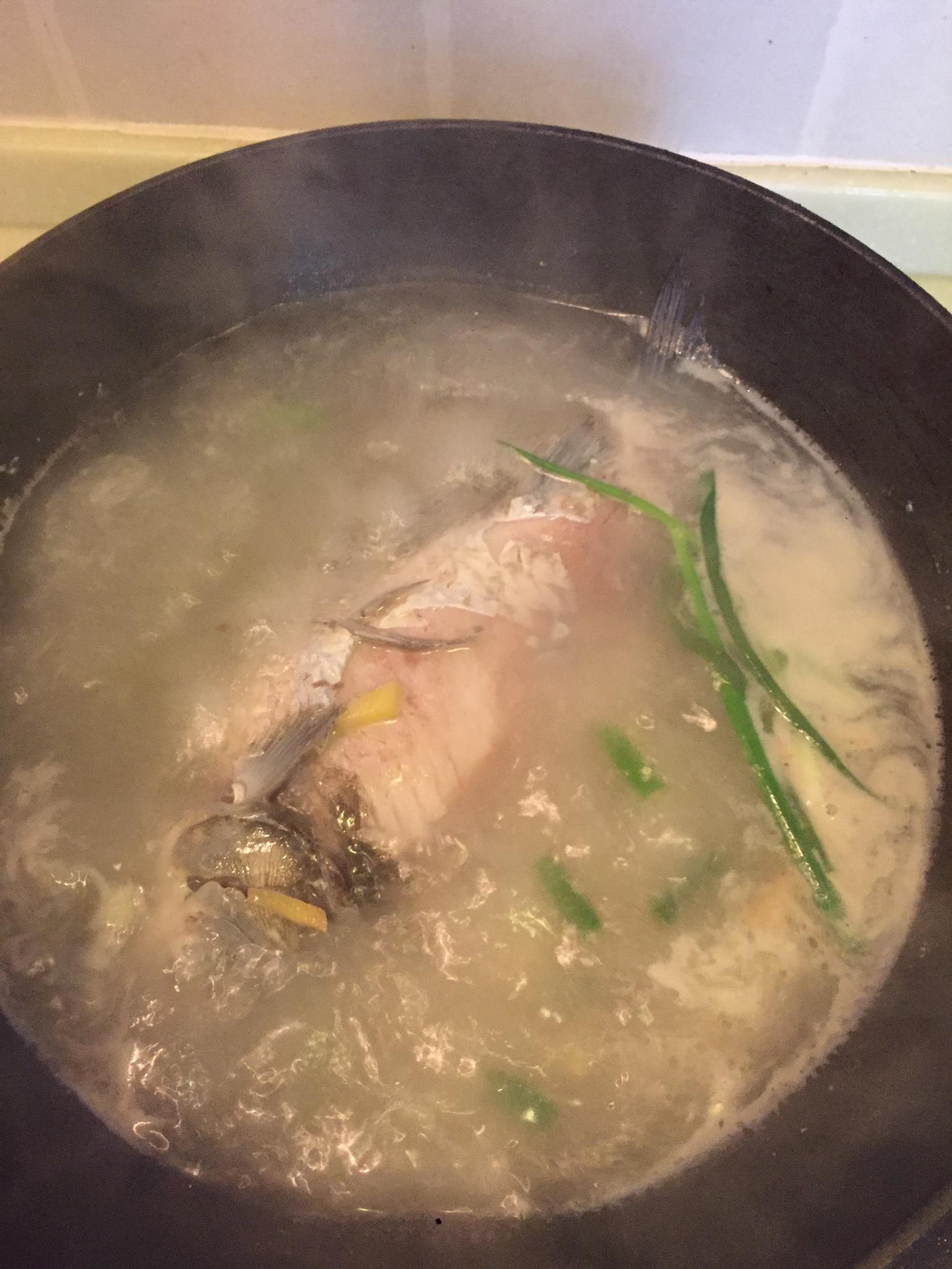 鯽魚螃蟹文蛤河蝦湯的做法 步骤3