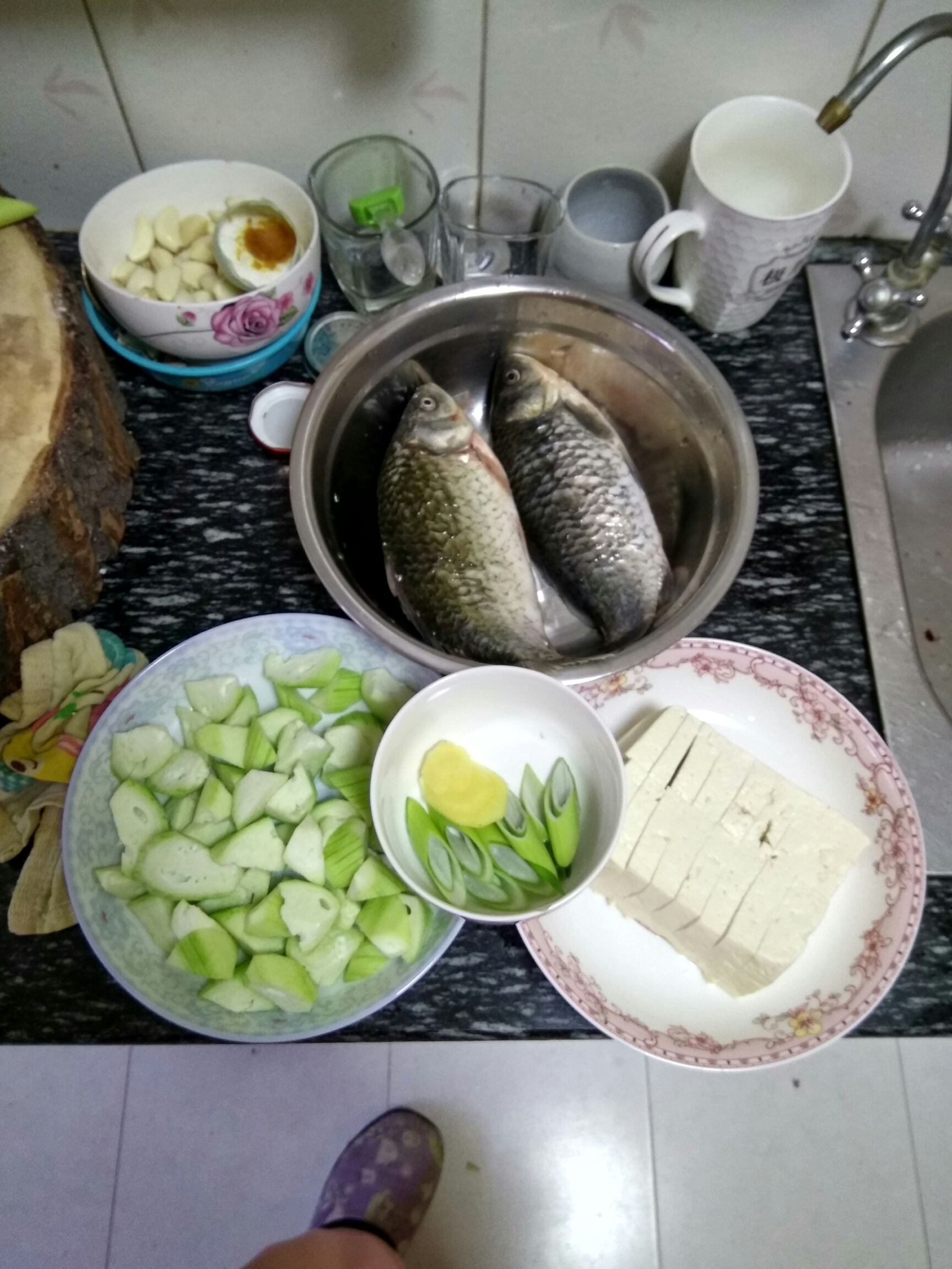 絲瓜豆腐鯽魚湯的做法 步骤1