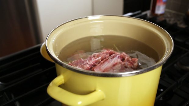 Maangchi版本的韓式豬頸骨湯的做法 步骤3