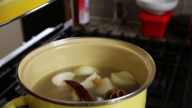 Maangchi版本的韓式豬頸骨湯的做法 步骤5