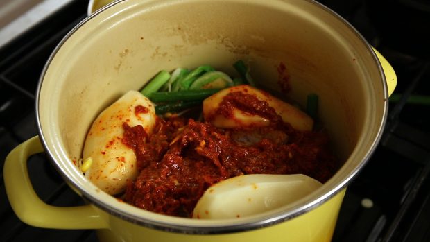 Maangchi版本的韓式豬頸骨湯的做法 步骤9
