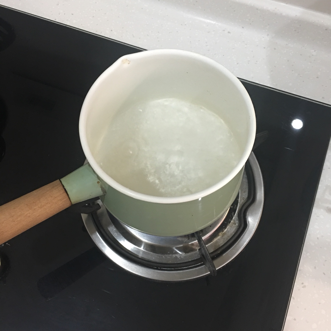 超快手鍋煮奶茶的做法 步骤1