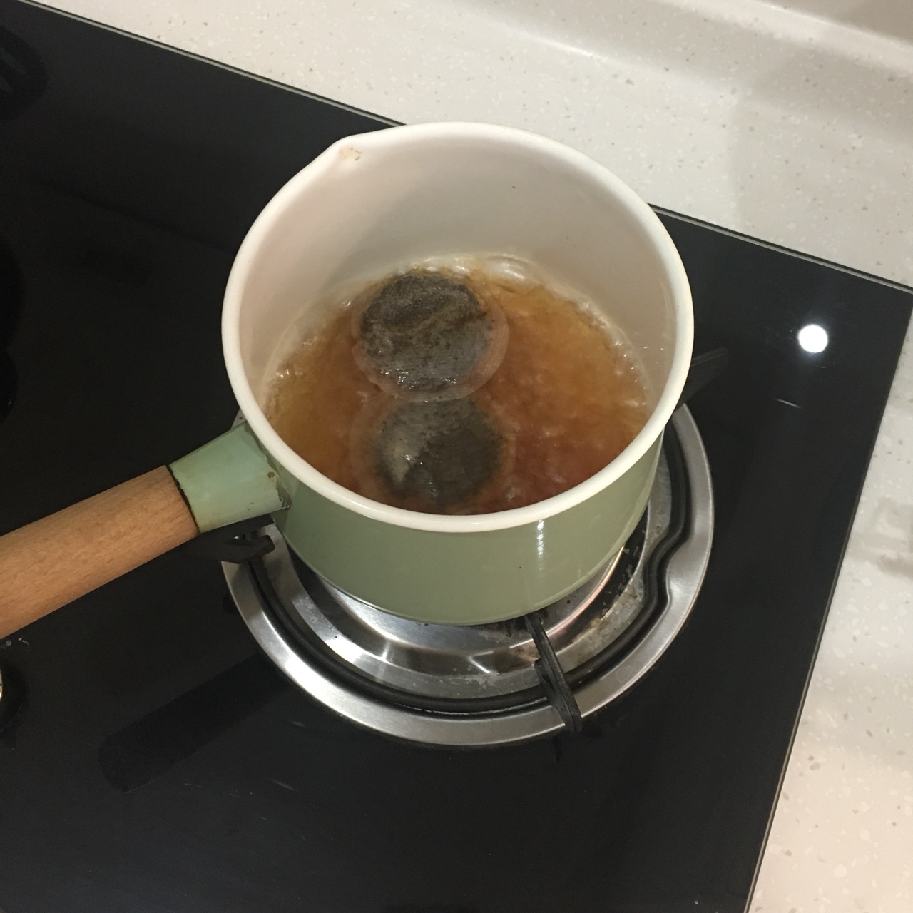 超快手鍋煮奶茶的做法 步骤3