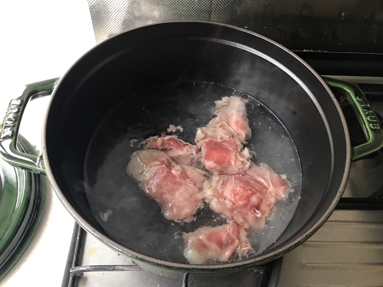 staub鑄鐵鍋肥牛海鮮燜飯的做法 步骤2