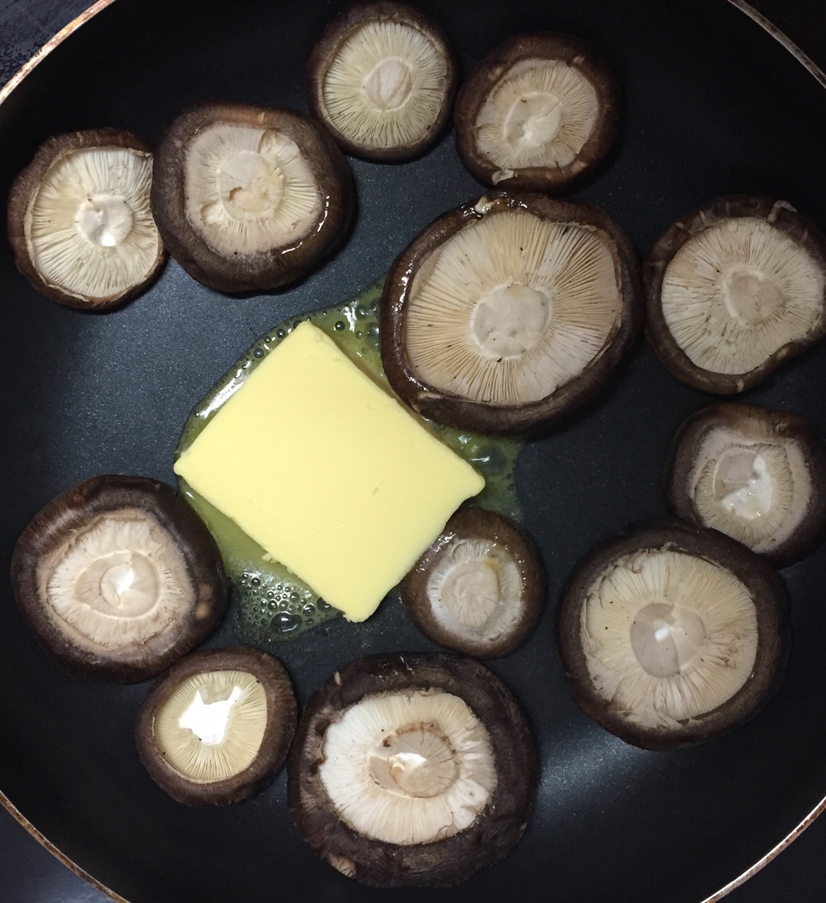黃油香菇的做法 步骤2