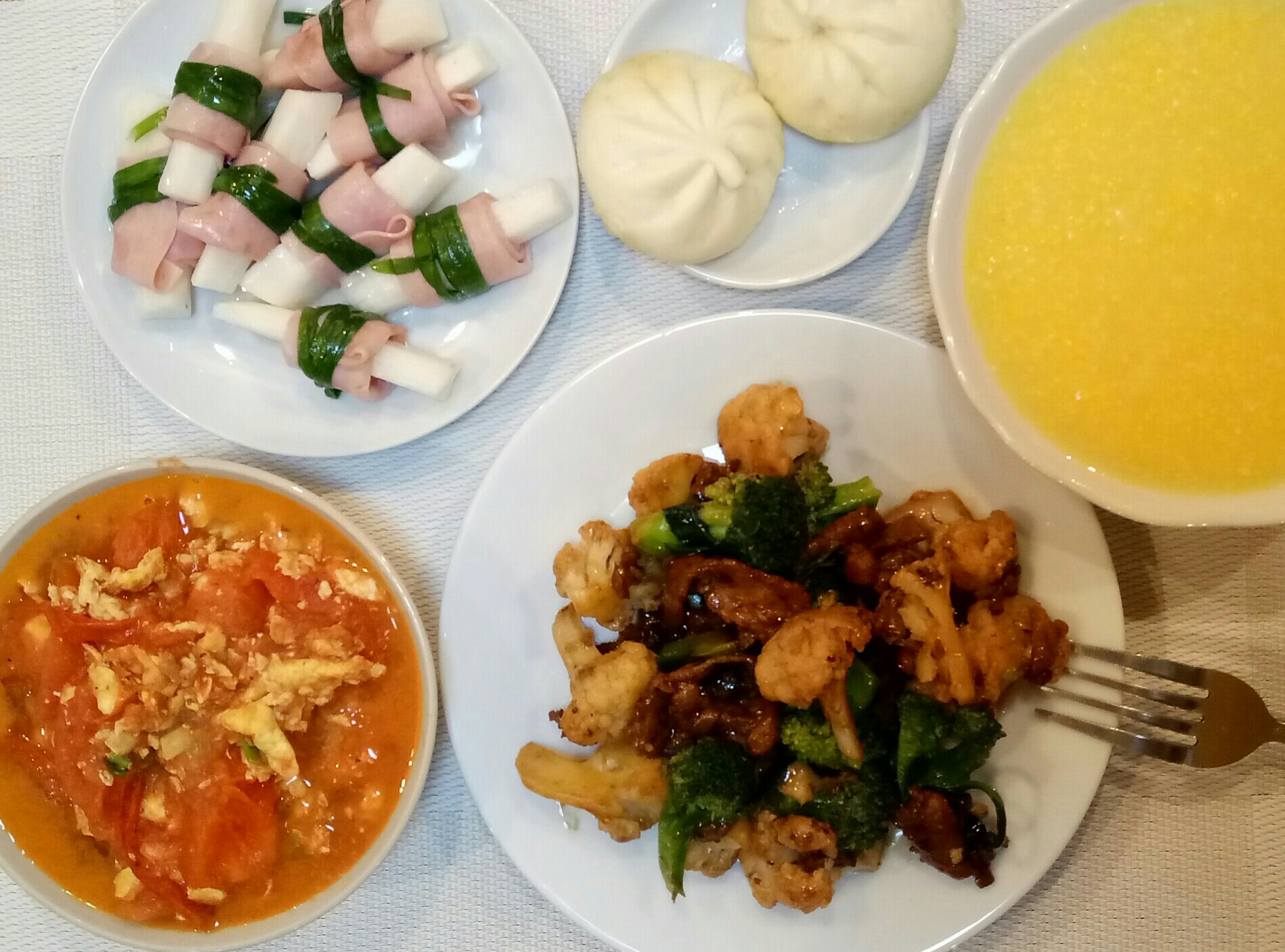 火腿山藥卷+菜花炒肉+西紅柿炒雞蛋+玉米粥+小包子的做法 步骤1