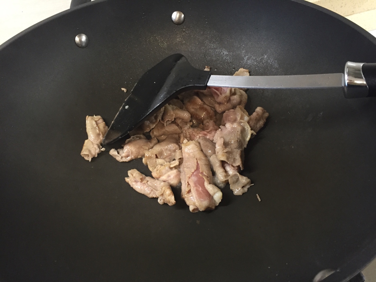 洋蔥炒羊肉的做法 步骤2