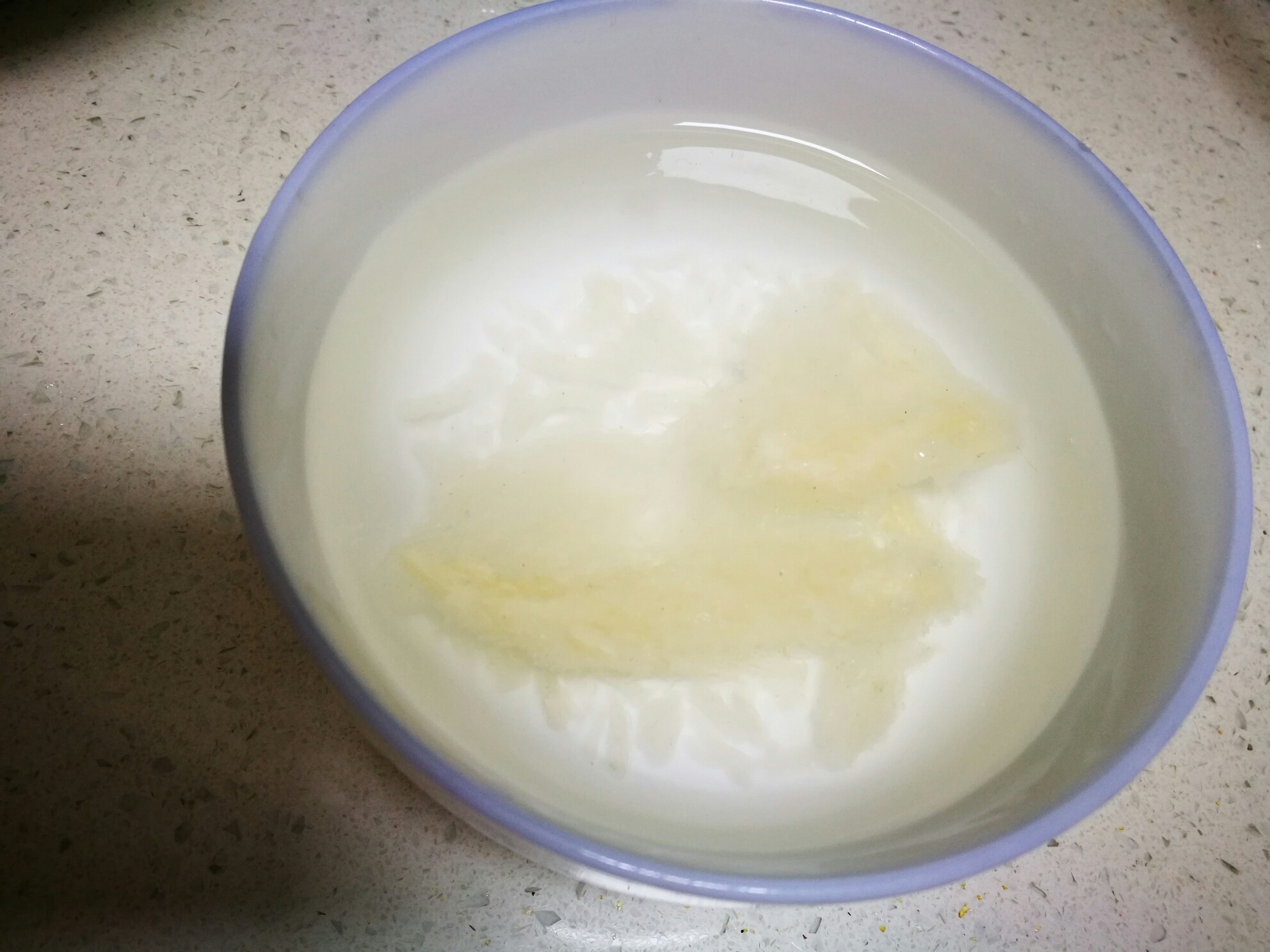 牛奶燕窩桃膠的做法 步骤1