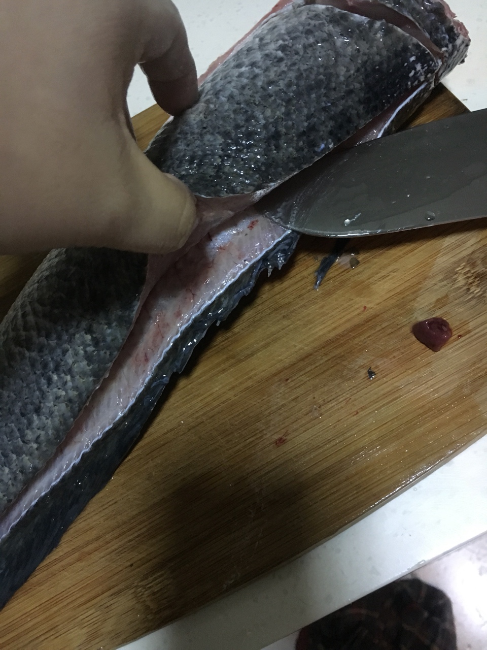 一魚兩吃（黑魚）番茄烏魚 烏魚豆腐湯的做法 步骤1