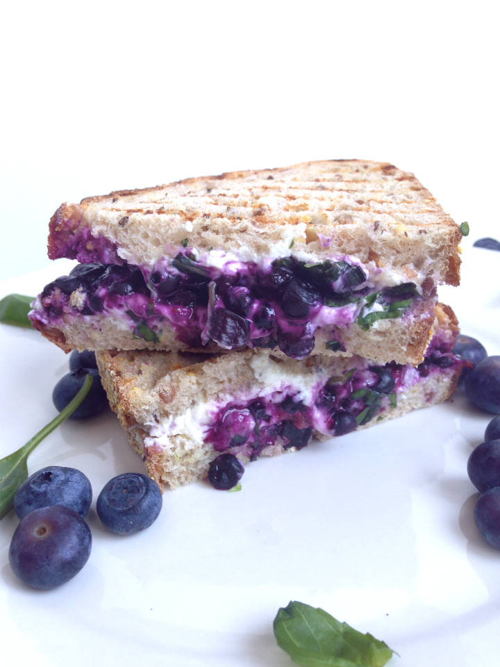 Blueberry Basil & Goat Cheese Panini Sandwich的做法 步骤5