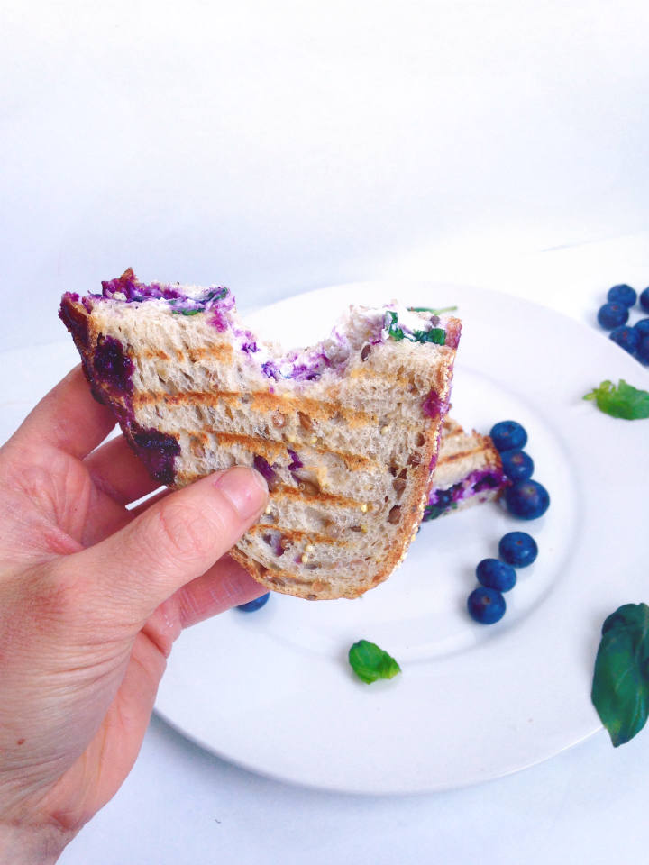 Blueberry Basil & Goat Cheese Panini Sandwich的做法 步骤6