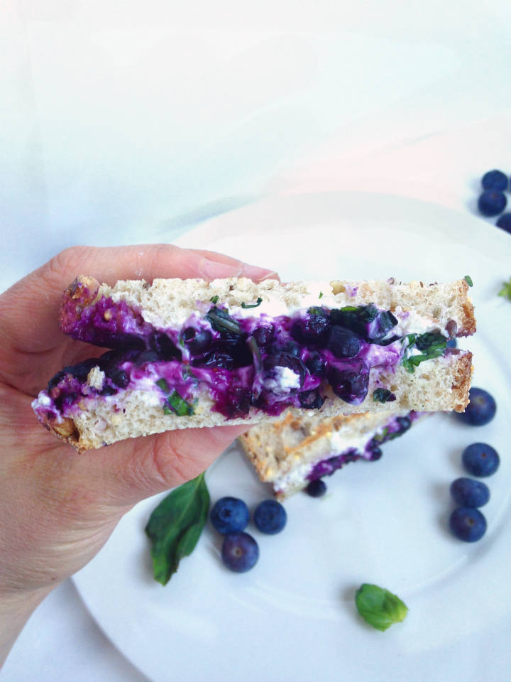 Blueberry Basil & Goat Cheese Panini Sandwich的做法 步骤7