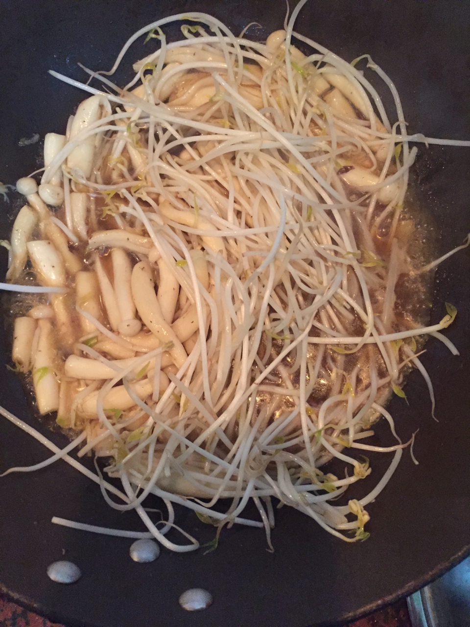 海鮮菇芽菜炒雞肉的做法 步骤6