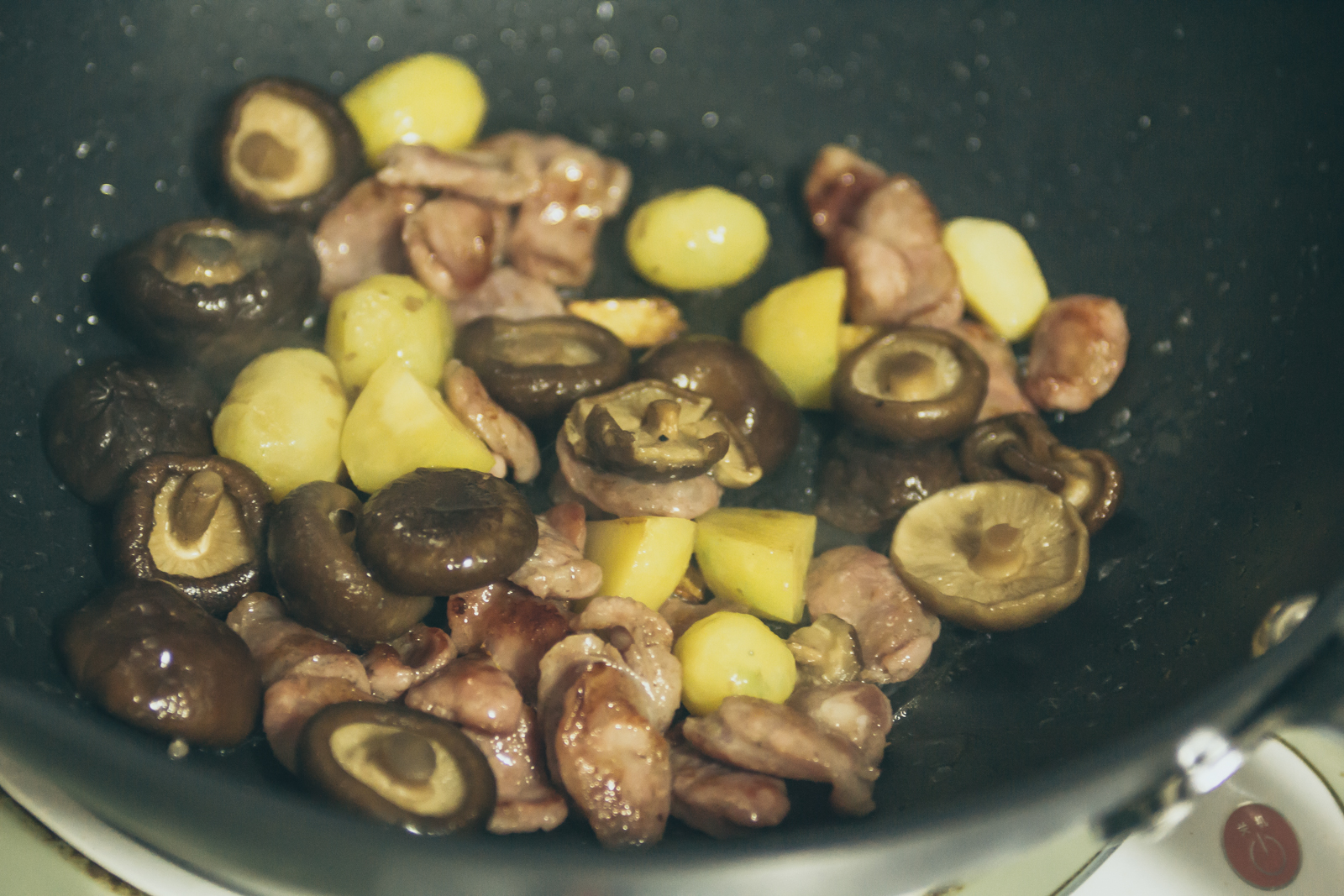香腸土豆燜飯的做法 步骤4