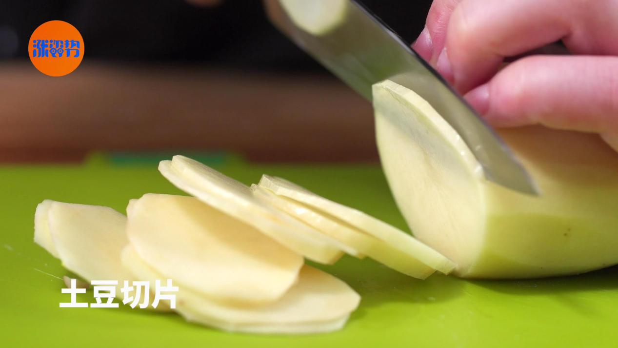 土豆的花式吃法，4種零失手料理秒殺土豆絲的做法 步骤1