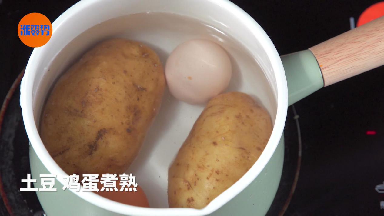 土豆的花式吃法，4種零失手料理秒殺土豆絲的做法 步骤5