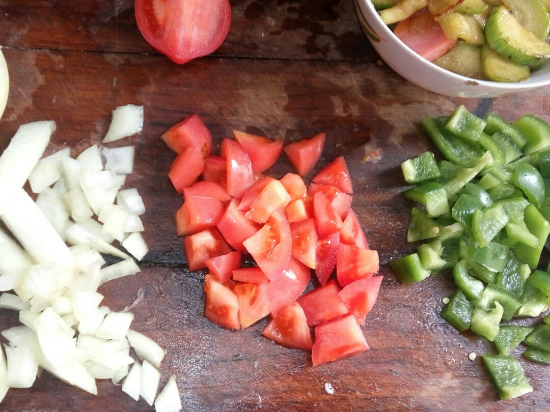 青椒西紅柿雞蛋面鹵的做法 步骤1