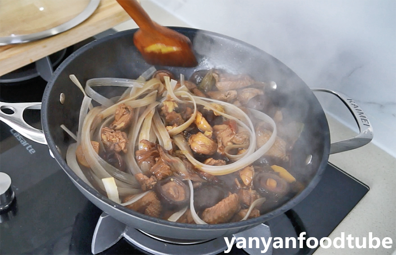 雞肉蘑菇炖寬粉Stewed Chicken with Glass Noodles的做法 步骤6