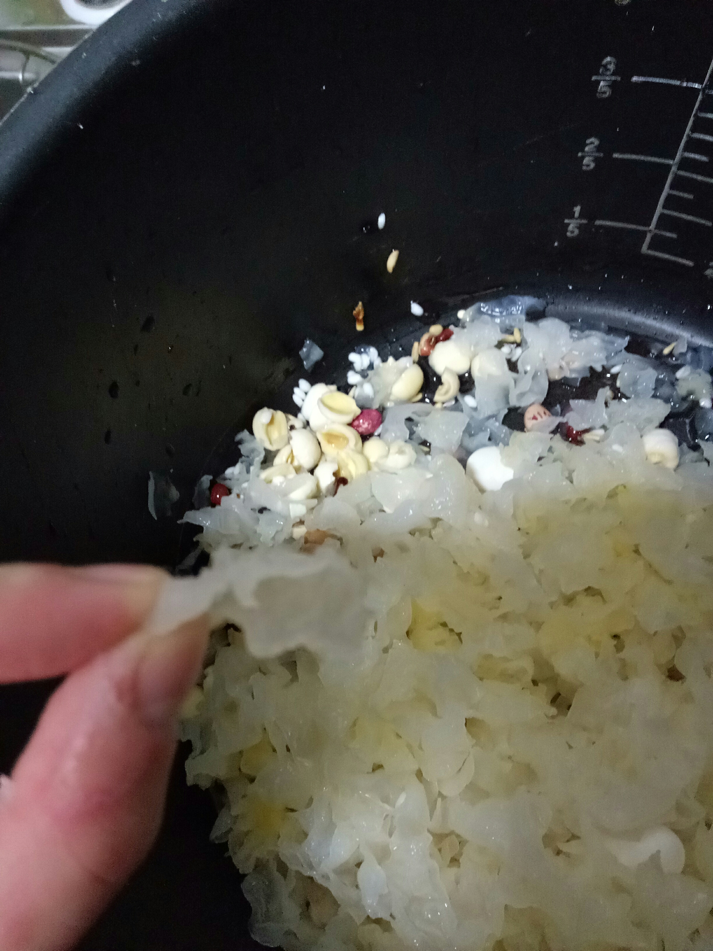如何煮出濃濃的銀耳粥的做法 步骤1