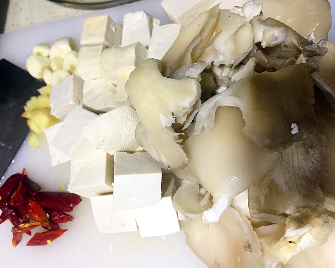 臘肉平菇炖豆腐的做法 步骤1