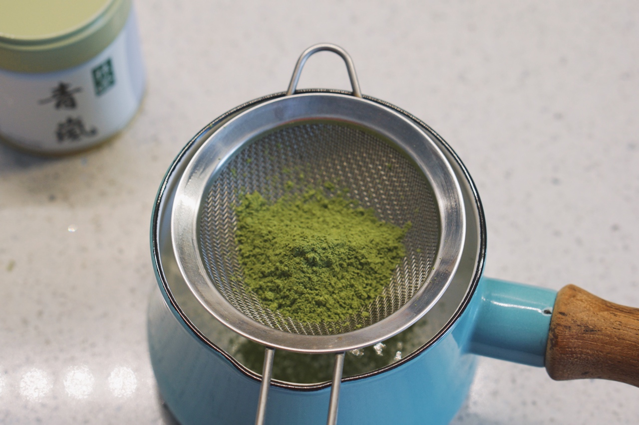 熱抹茶拿鐵-成熟口味抹茶拿鐵的做法 步骤1