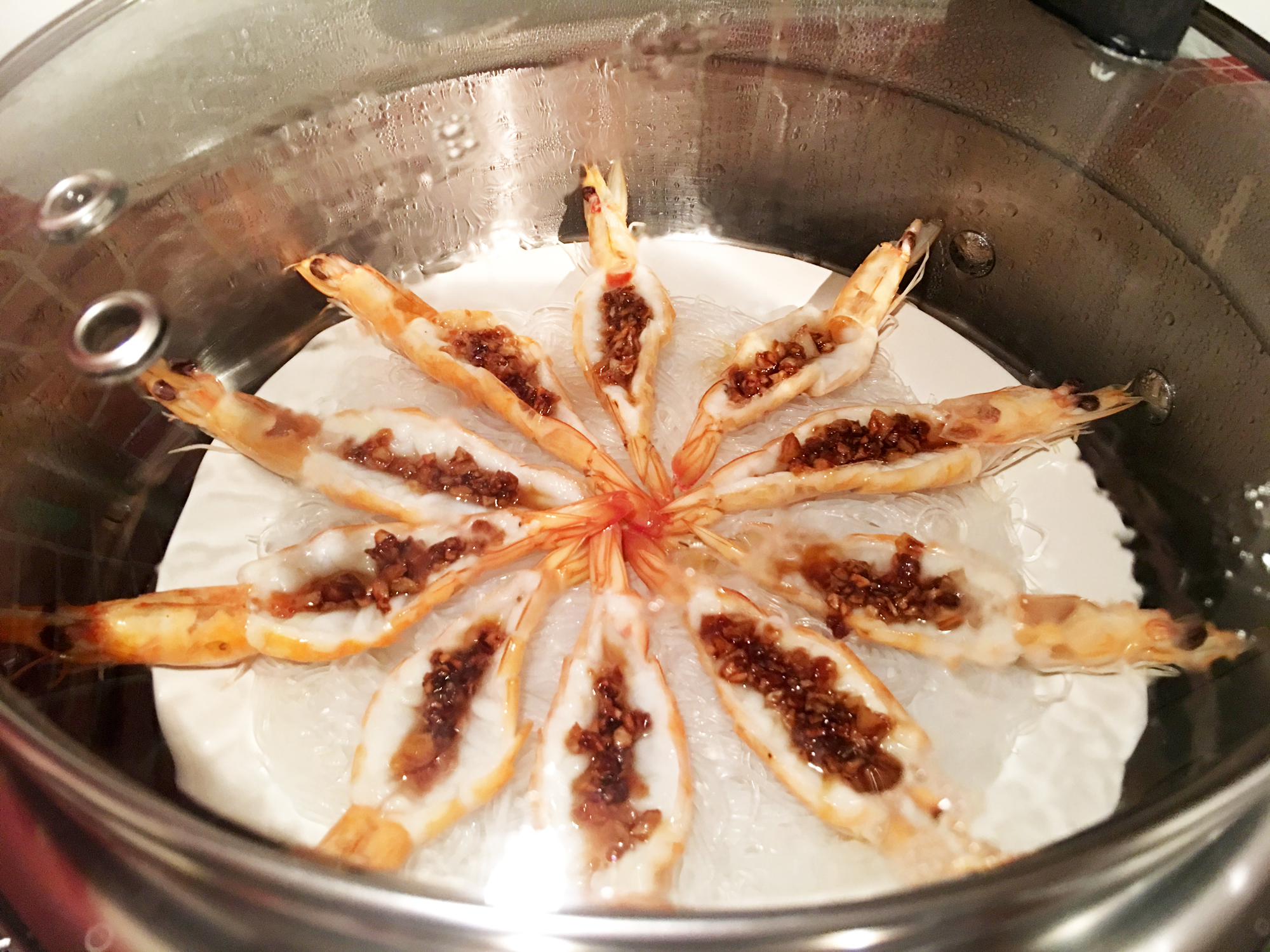 #快手烹鮮,慢享團圓#蒜蓉粉絲蒸蝦的做法 步骤2