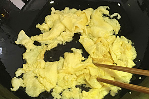 健康素食主義︰西芹炒雞蛋的做法 步骤6