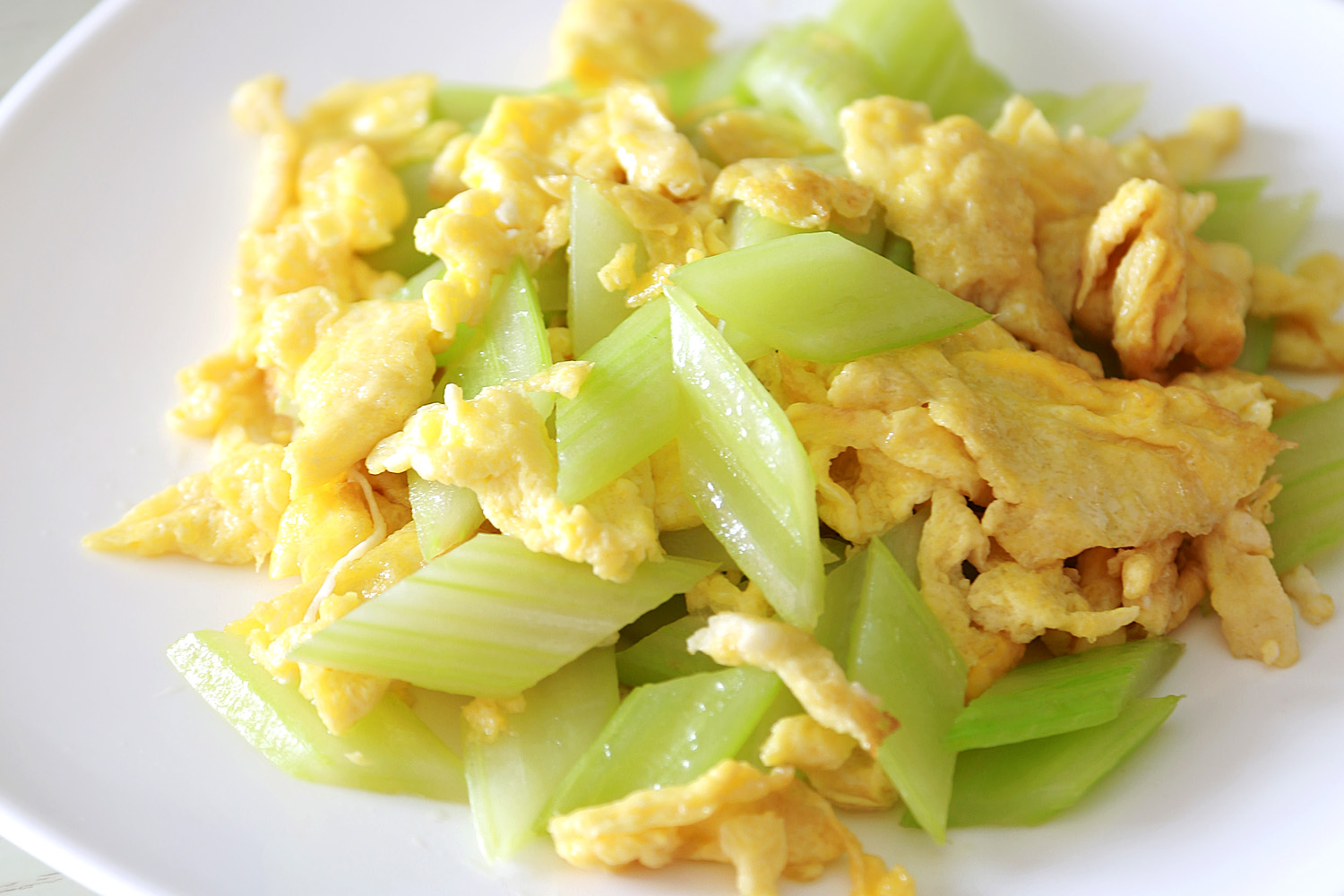 健康素食主義︰西芹炒雞蛋的做法 步骤11
