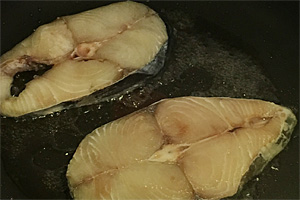 滿滿親情味兒︰羅勒香煎馬鮫魚的做法 步骤2