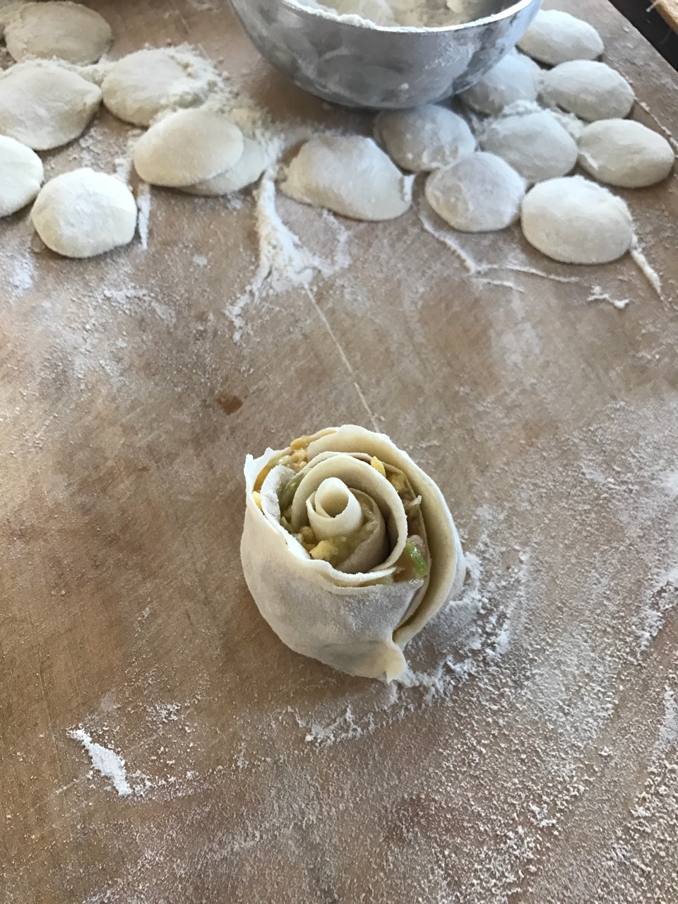 非常簡單的快手菜——玫瑰花餃子的做法 步骤4