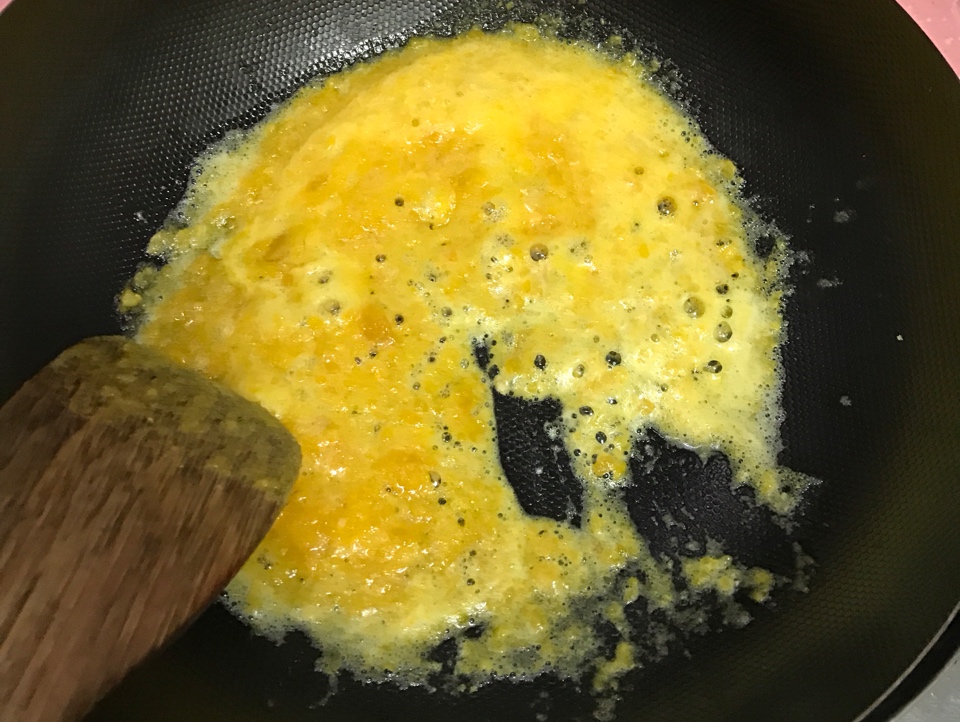 咸蛋黃炒南瓜的做法 步骤4