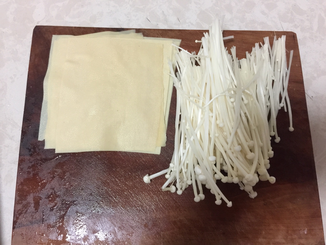 烤豆腐皮金針菇卷的做法 步骤1