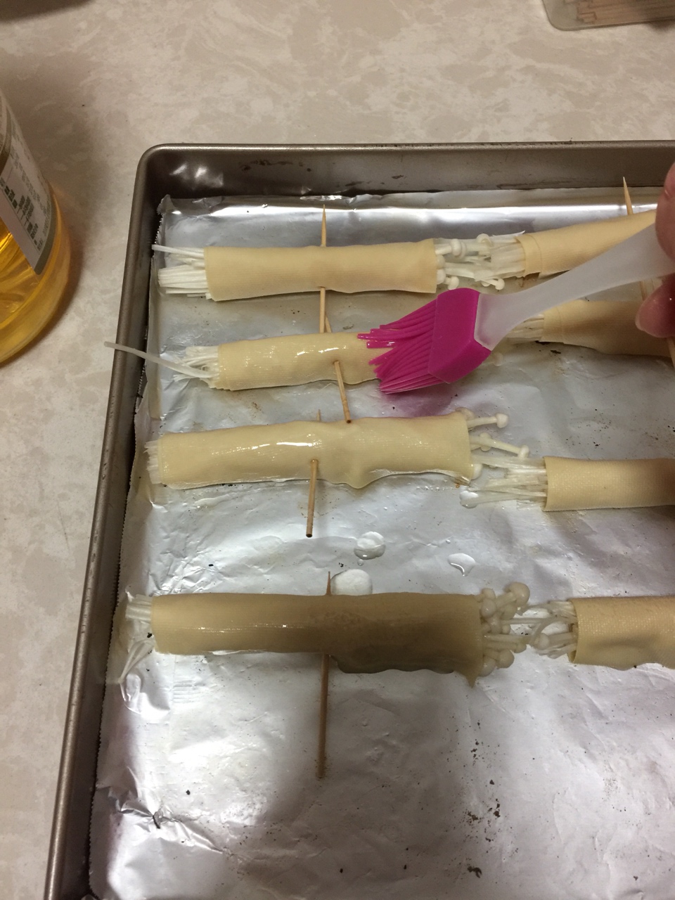 烤豆腐皮金針菇卷的做法 步骤3