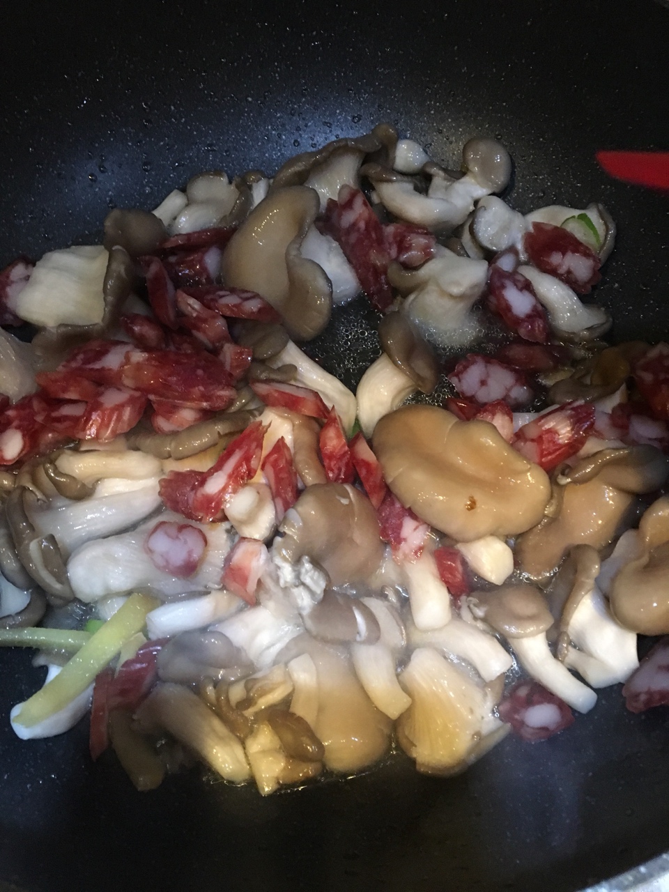 臘腸炒姬菇的做法 步骤5