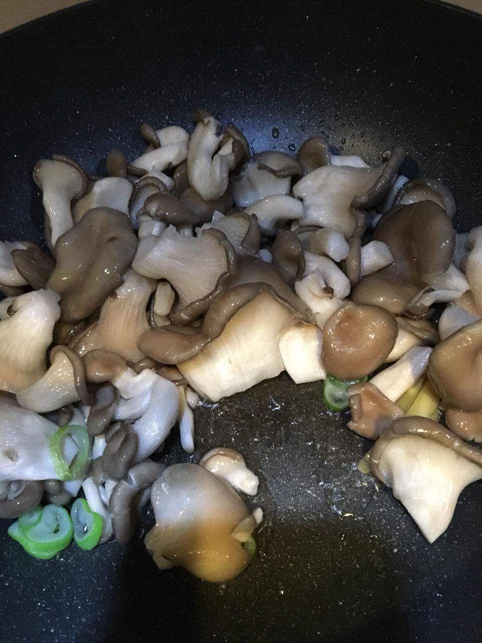 臘腸炒姬菇的做法 步骤4