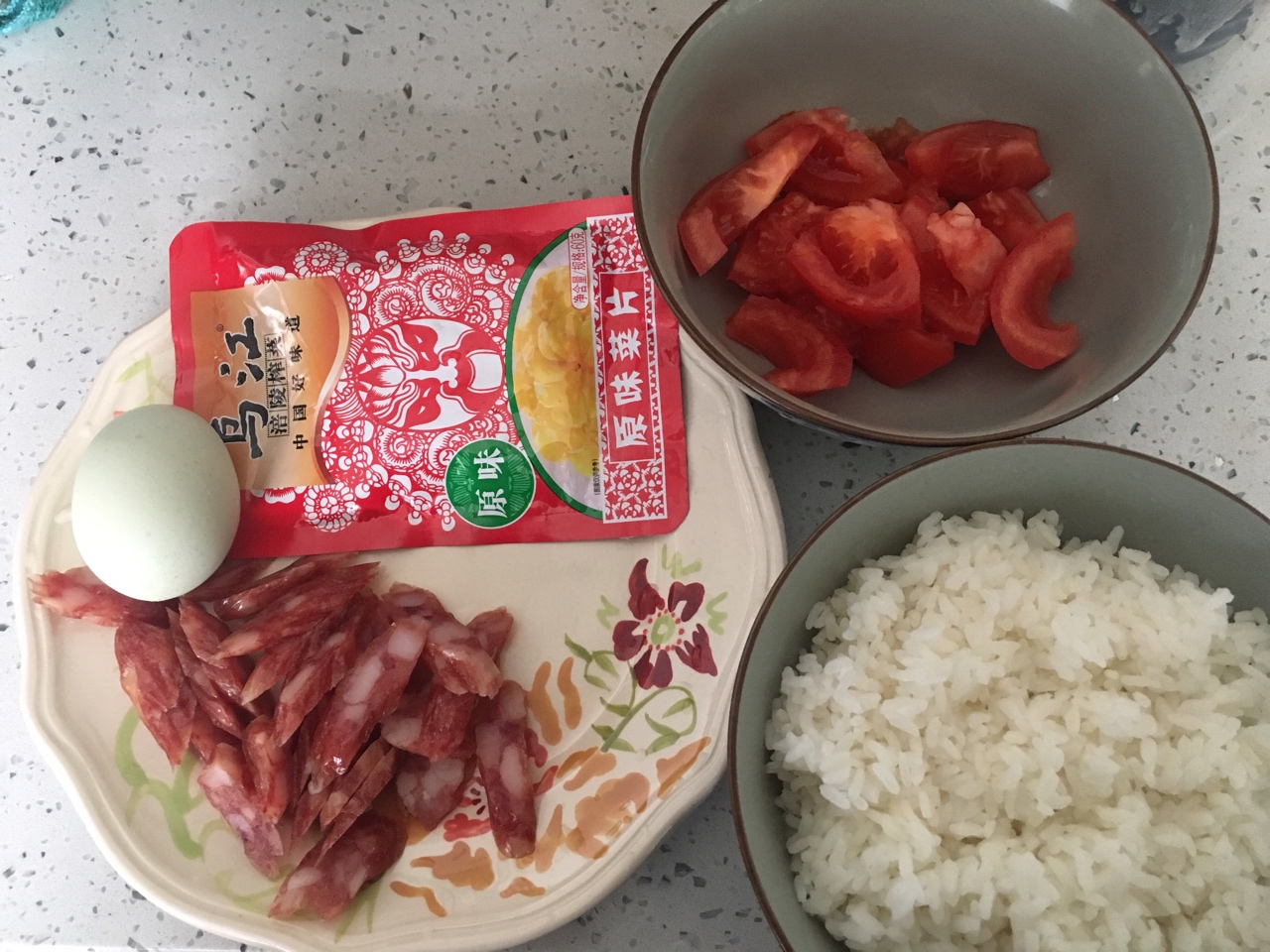 番茄雞蛋香腸炒飯的做法 步骤1