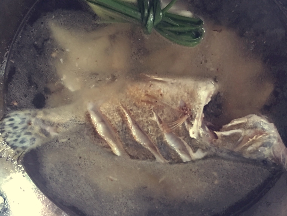 鮮蝦桂魚湯的做法 步骤3