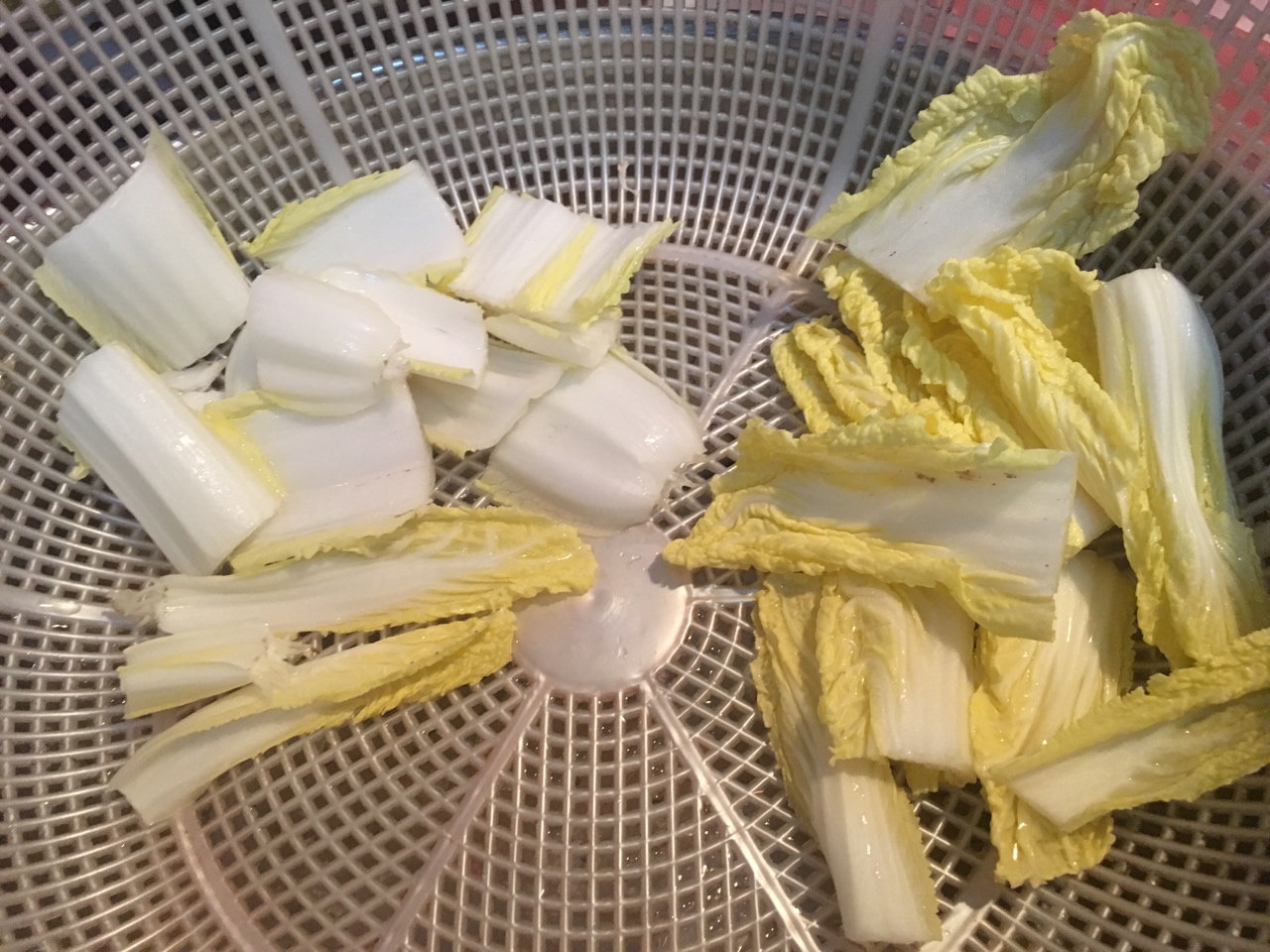 獨家砂鍋香菇娃娃菜炖西紅柿湯的做法 步骤1