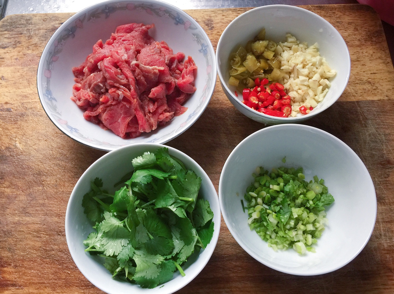 湘潭特色菜系—泡椒牛肉砂鍋煲的做法 步骤1