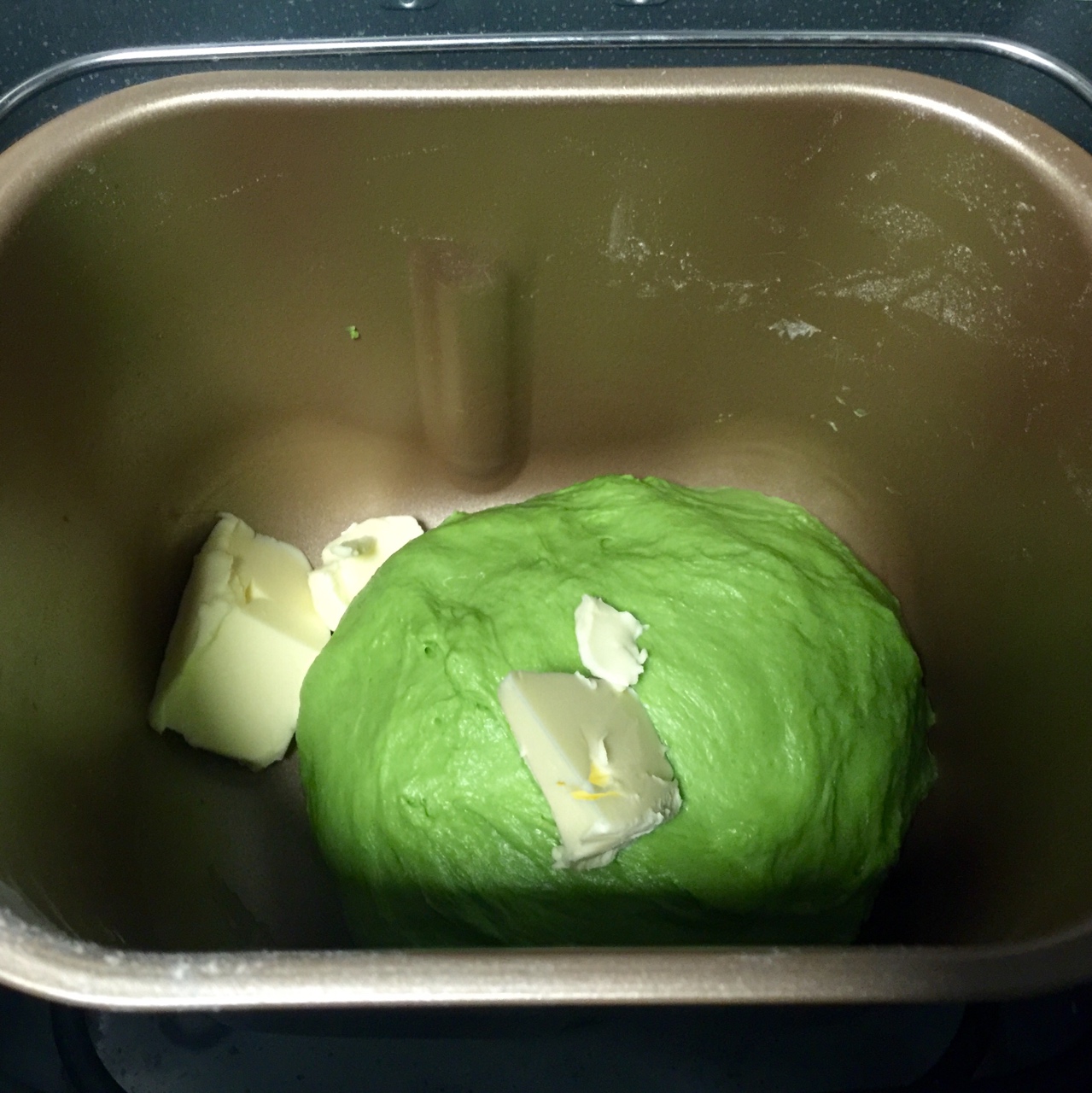 一次發酵——翠綠菠菜汁小青蛙擠擠小面包的做法 步骤2