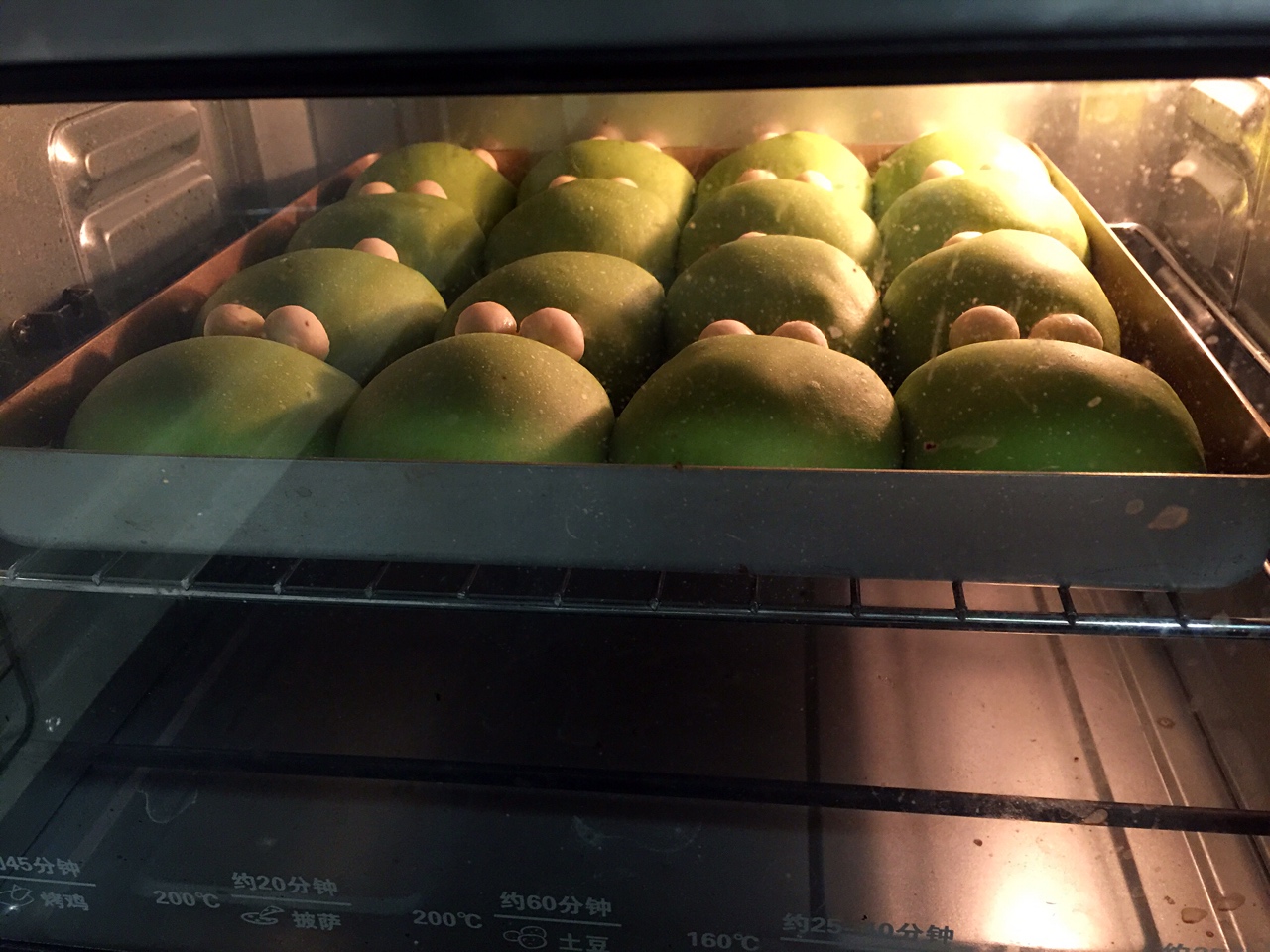 一次發酵——翠綠菠菜汁小青蛙擠擠小面包的做法 步骤7