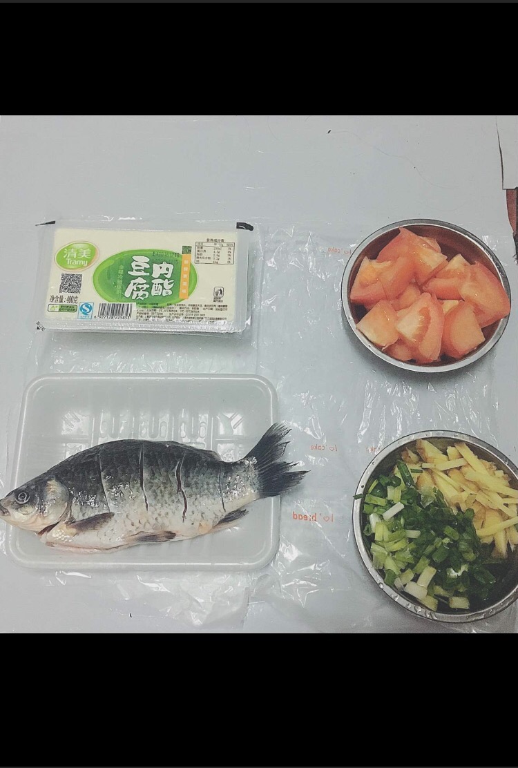 番茄豆腐鯽魚湯的做法 步骤1