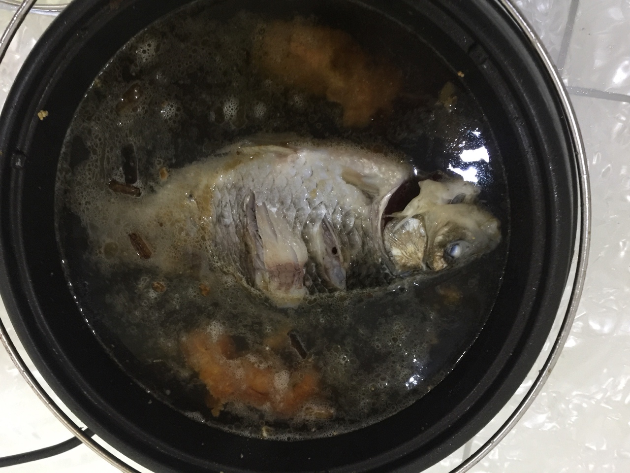 清炖野生鯽魚湯的做法 步骤8